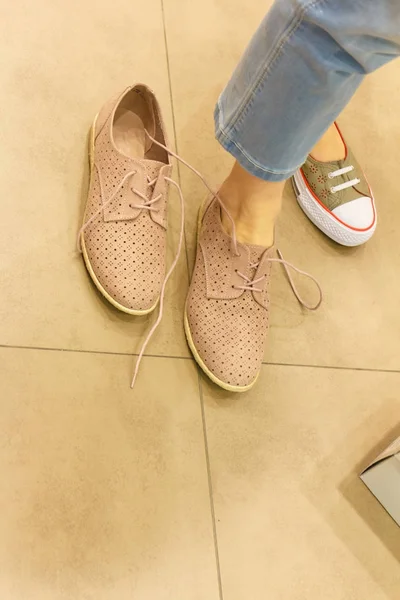 Nelze rozpoznat žena se snaží na boty — Stock fotografie