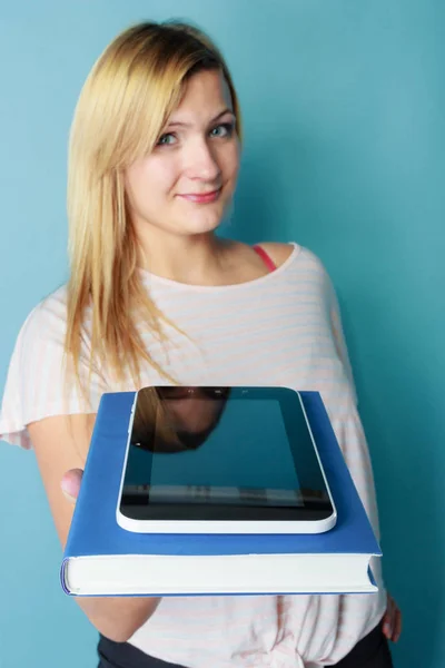 Mujer rubia sosteniendo libro y tableta pila —  Fotos de Stock