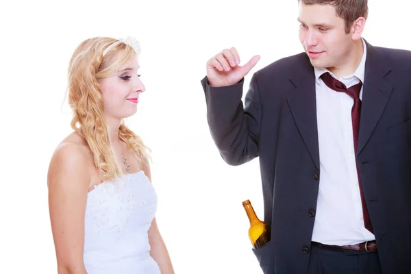 Bride having argument with drunk alcoholic groom — Stock Photo, Image