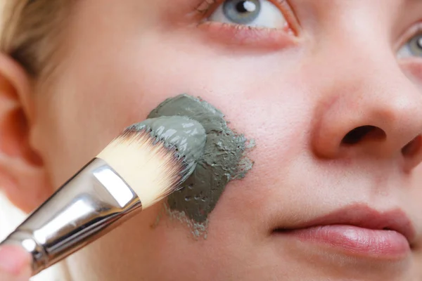 Kvinna med grön lermask på hennes ansikte — Stockfoto