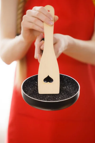 Mulher mão segurando panela de cozinhar e espátula — Fotografia de Stock