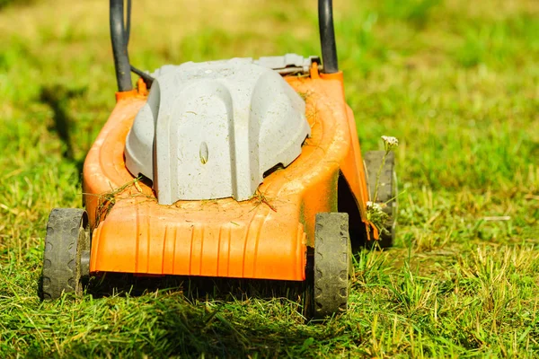 Gartenarbeit. Rasenmähen mit Rasenmäher — Stockfoto