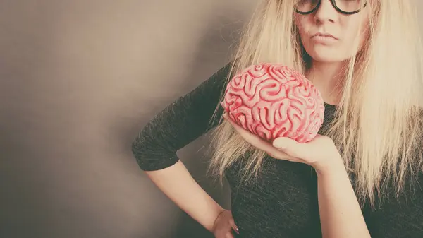 Fikir olan beyin tutan kadın — Stok fotoğraf
