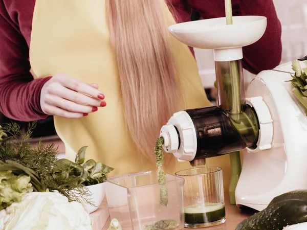 Kvinna i köket att göra grönsak smoothie juice — Stockfoto
