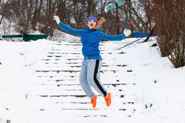 スポーツウェアは、冬の間に外運動を着ている女性 — ストック写真