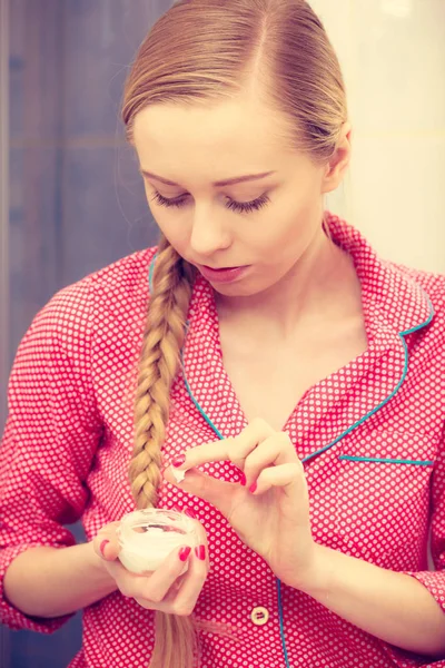 Mujer aplicando crema hidratante para la piel. Cáscara . — Foto de Stock
