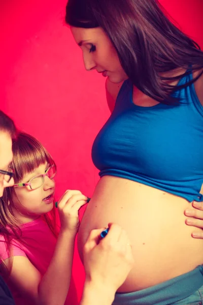 Donna incinta pancia, padre disegno sullo stomaco — Foto Stock