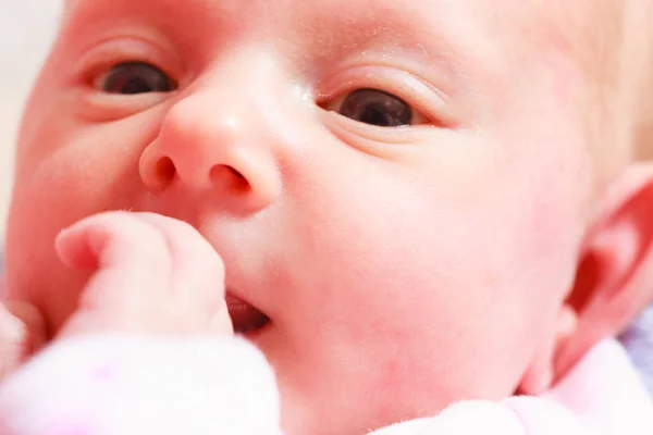 Weinig pasgeboren baby liggend in deken — Stockfoto