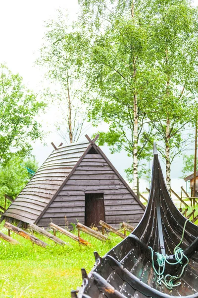 Parte del viejo barco vikingo de madera en la naturaleza noruega — Foto de Stock