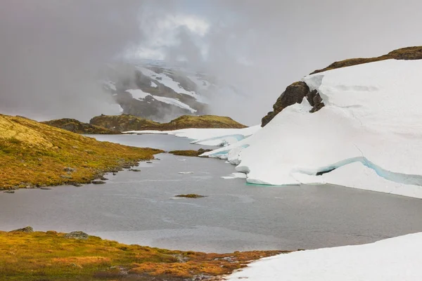 Norveç'te karlı dağlar — Stok fotoğraf
