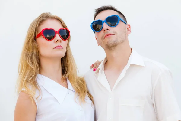 Muž a žena nosí sluneční brýle ve tvaru srdce — Stock fotografie