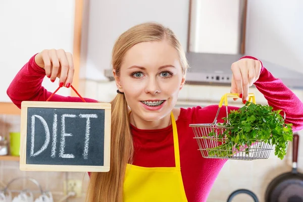 Mulher segurando sinal de dieta e cesta de compras com — Fotografia de Stock