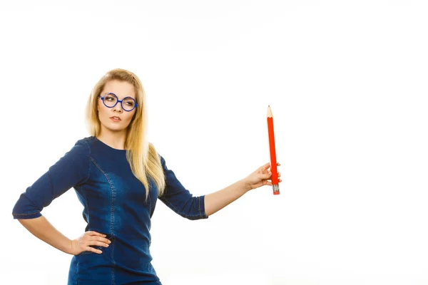 Mujer seria sostiene lápiz grande en la mano — Foto de Stock