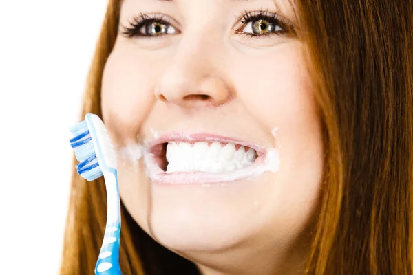 Vrouw poetsen reinigen tanden. — Stockfoto
