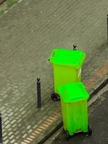 Cubos de plástico con ruedas en la calle exterior — Foto de Stock