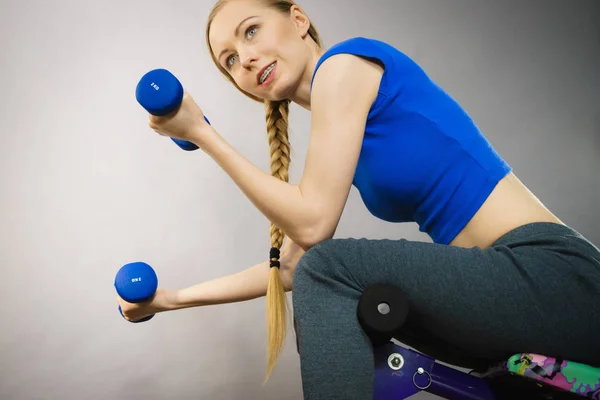 Teenage woman working out at home with dumbbell — Stock Photo, Image