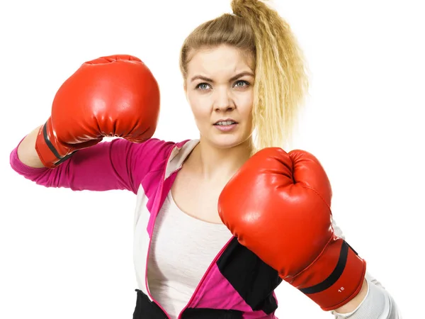 Donna che indossa guanti da boxe — Foto Stock