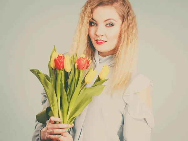 Mujer bonita con tulipanes rojos amarillos — Foto de Stock