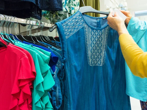 Pessoa irreconhecível na loja de roupas — Fotografia de Stock