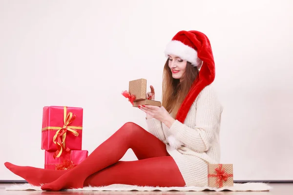 Mulher feliz fazer presentes de Natal — Fotografia de Stock