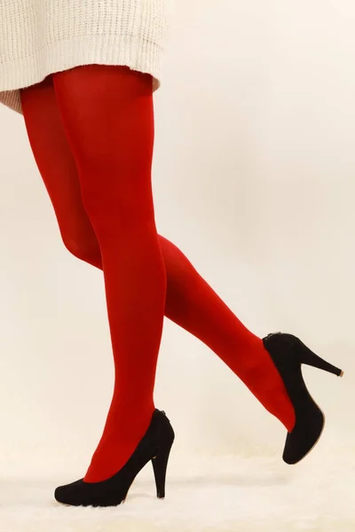 Piernas de mujer en color rojo vívido pantimedias zapatos de tacón alto negro —  Fotos de Stock