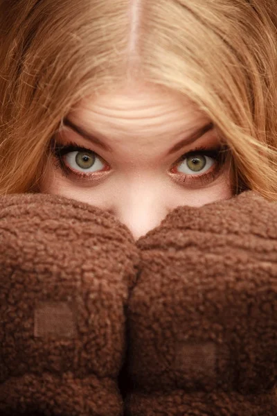 Schoonheid gezicht vrouw in warme kleding buiten — Stockfoto