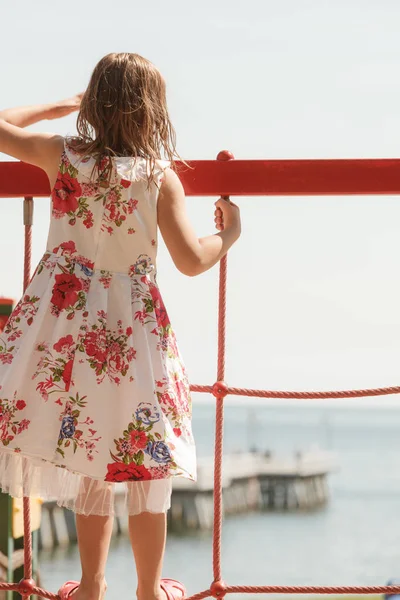 Menina da criança brincando fora no playground — Fotografia de Stock