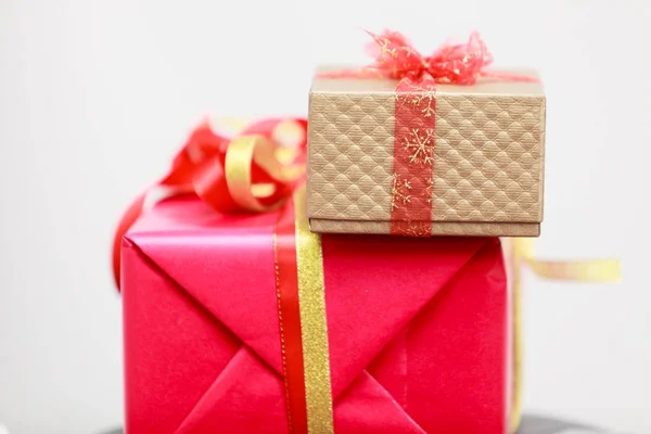 Dos cajas de regalo rojas y doradas —  Fotos de Stock