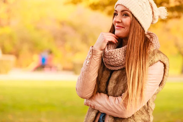 Femme marchant dans le parc pendant l'automne — Photo