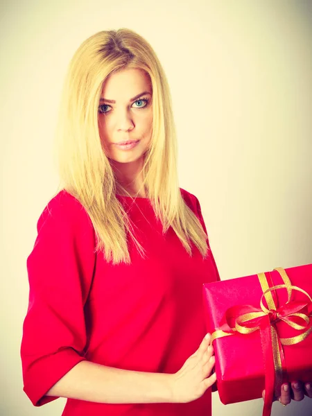 Mooie vrouw met grote rode cadeau. — Stockfoto