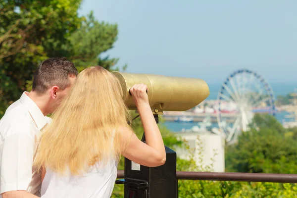 Casal feliz olhando através do telescópio da cidade — Fotografia de Stock