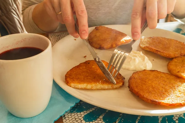 Leckere Kartoffelpuffer auf Teller mit saurer Sahne — Stockfoto