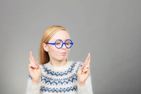 Teenage blonde woman making promise gesture — Stock Photo, Image