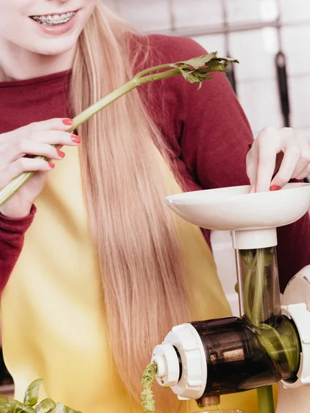 Frau in Küche macht Gemüse-Smoothie-Saft — Stockfoto