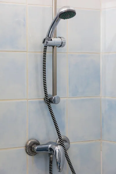 シャワーの場所の下で金属 handshower をタップ — ストック写真