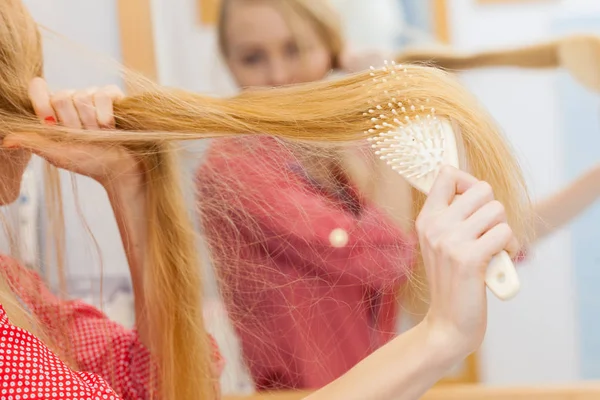 Donna spazzolando i capelli lunghi in bagno — Foto Stock