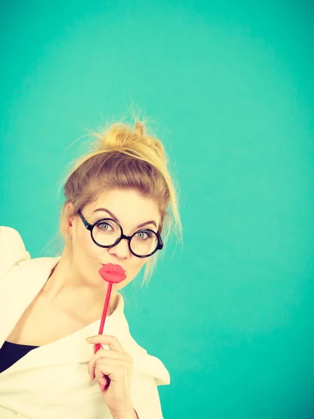 Mujer feliz sosteniendo labios falsos en palo — Foto de Stock