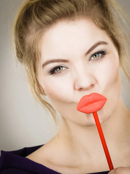 Donna divertente che tiene grandi labbra rosse sul bastone — Foto Stock