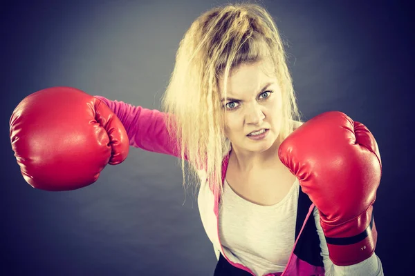 Boks eldivenli kızgın kadın — Stok fotoğraf
