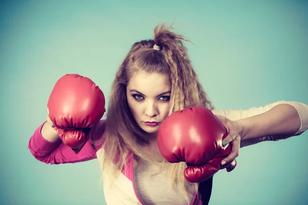 Söt flicka i röda handskar spela sport boxning — Stockfoto