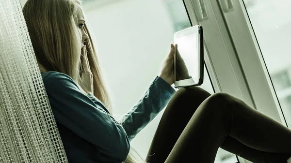Smutné, šokován dospívající žena pomocí tabletu — Stock fotografie