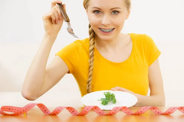 Mulher na dieta segurando prato com alface — Fotografia de Stock