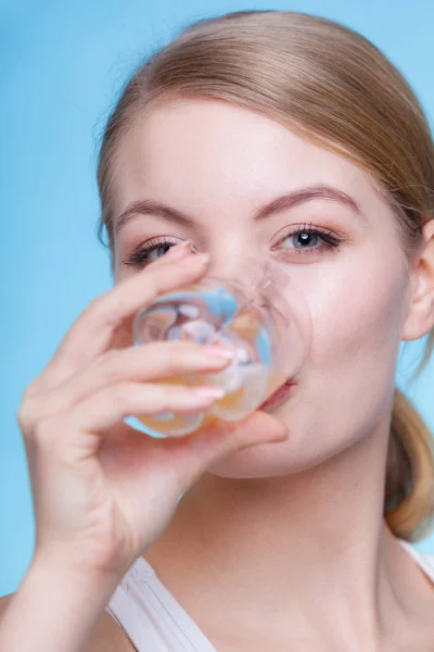 Vrouw oranje smaak drank of sap drinken — Stockfoto