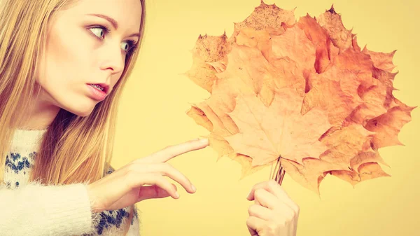 Vrouw met boeket gemaakt van Herfstbladeren — Stockfoto