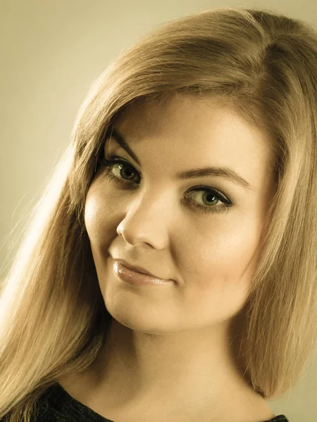 Retrato de mujer rubia feliz sonriendo con alegría — Foto de Stock