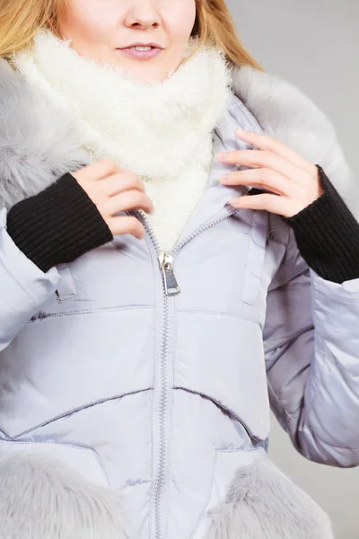ผู้หญิงสวมแจ็คเก็ตขนสัตว์อบอุ่นในฤดูหนาว — ภาพถ่ายสต็อก