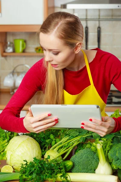 Mujer que tiene verduras verdes pensando en cocinar — Foto de Stock