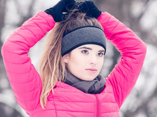 Mujer con ropa deportiva ejercitándose durante el invierno — Foto de Stock