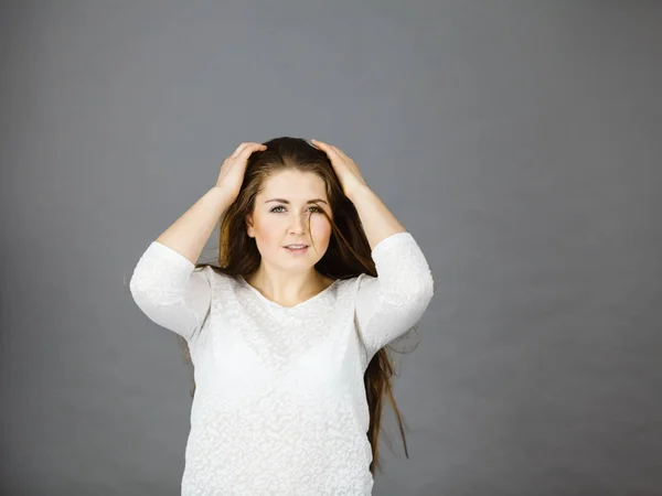 Felice donna positiva con lunghi capelli castani — Foto Stock