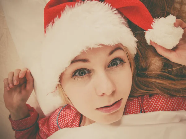 산타 클로스 모자 잠 옷을 입고 행복 한 여자 — 스톡 사진